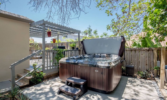 Golden Hill Apartamento | Walkable to Downtown, NEW Jacuzzi, Fire pit, Outdoor Kitchen w Built in BBQ (F)