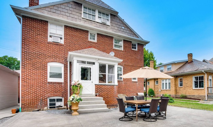 Zelienople Casa | Walkable Zelienople Home w/ Patio & Grill!