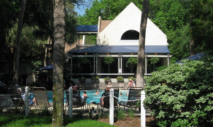 North Forest Beach Complejo | Walking distance to Coligny beach. Oceanfront pool at sister resort included
