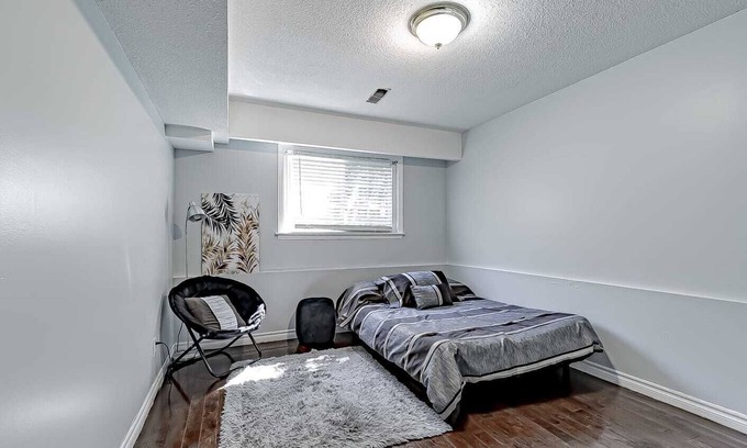 Scarborough Apartamento | walking distance to bus routes, close to U of T, Centennial college and parks.