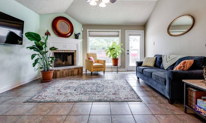 Southwest Arlington Casa | Walking Distance To Everything! *Fenced Yard*Pool*