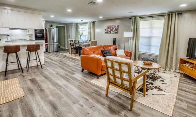 Brenham Casa | Walking distance to historic downtown Brenham!