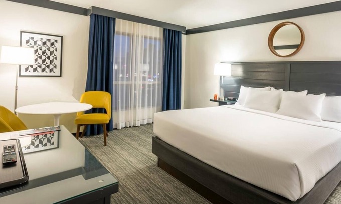 Las Vegas Hotel | Walking Distance to Las Vegas Strip! Sip Cocktails at the Pool!