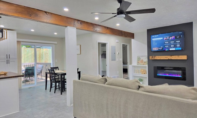 Mableton Casa | Walking distance to Mableton Amphitheatre! Family sized home with game room!