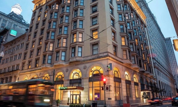 Central Business District Complejo | Walking distance to Superbowl! 1-BR resort w/ pool & fitness room, downtown N.O