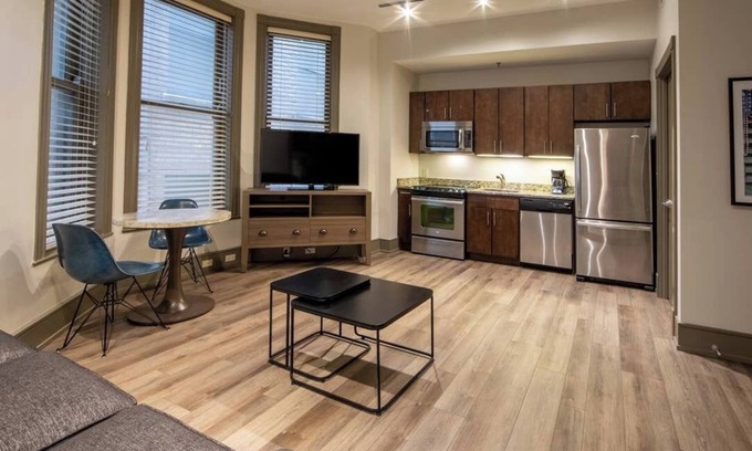 Central Business District Complejo | Walking distance to Superbowl! 1-BR resort w/ pool & fitness room, downtown N.O.