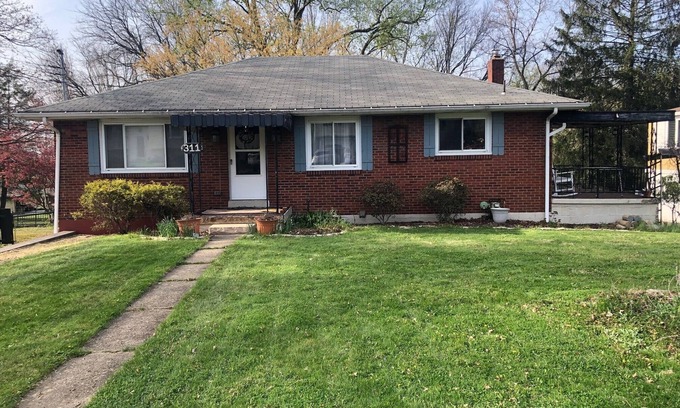 Plum Casa | Walking Distance to US Open 0.5 Mi-Ranch House w/ parking, 2-bedroom w/ AC, WiFi