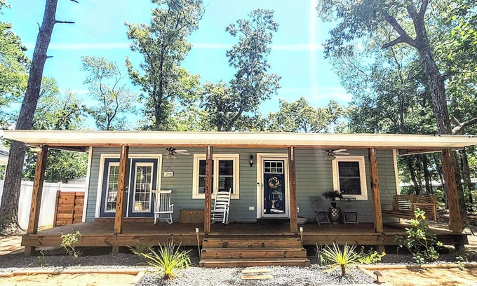 Tranquil Harbour Cabaña | Walking Distance to the Beach 2 Bed 1 Bath Beach Cottage on beautiful Oak Island