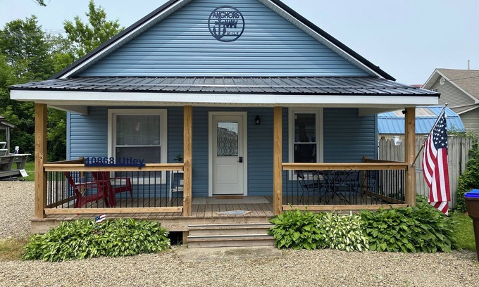 Conneaut Lakeshore Cabaña | Walking distance to beach area of Conneaut lake- 4 beds-Pet Friendly- NO Smoking
