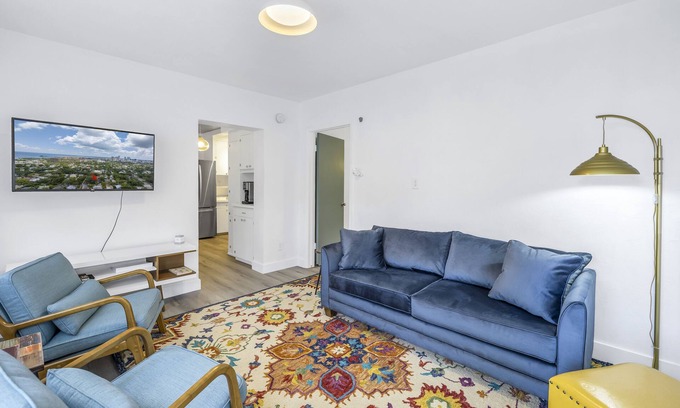 Historic Old Northeast Cabaña | Walking distance downtown, pier, Vinoy park, many cafes/shops. Short & long term