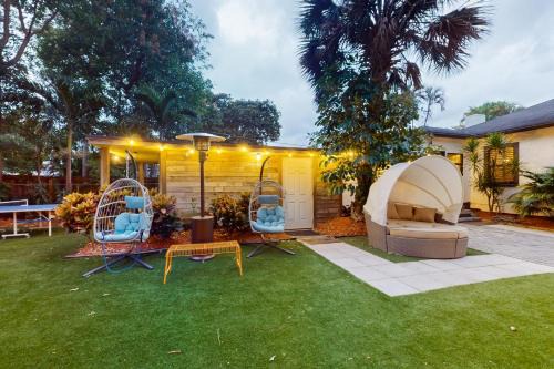 Poinciana Park Hotel | Walking On Sunshine - Studio