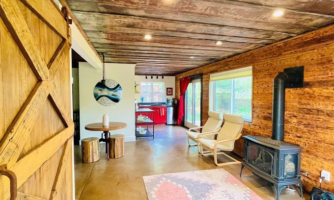 Lyons Casa | Walkout Basement from a Superhost!