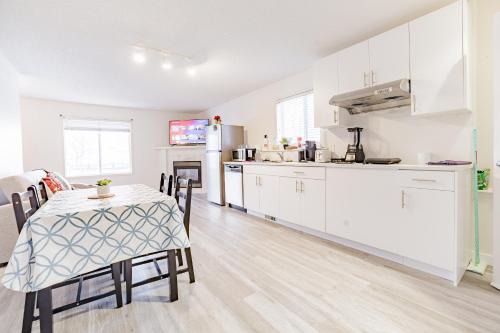 Hidden Valley Apartamento | Walkout Basement Suite, 2 BDR 4BD, Bright and Spacious