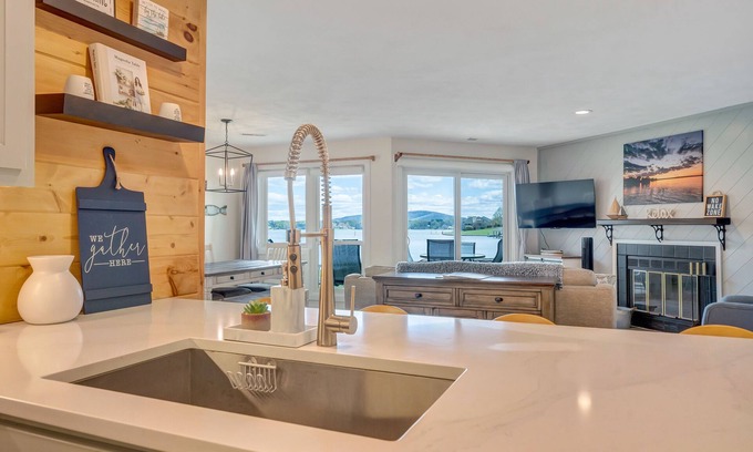 North Shore Condominio | Walkout waterfront condo located in Bernard's Landing at Smith Mountain Lake!