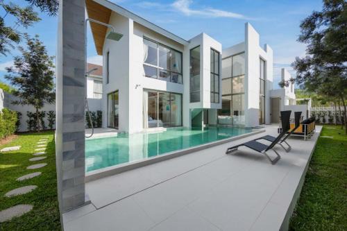 Si Sunthon Villa | Wallaya Pool Villa With 3 Bedrooms Near Laguna by TropicLook