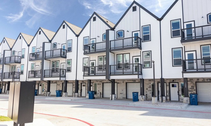 Waller Casa | Waller Escape: Ideal for Families, Friends, and Business Travelers