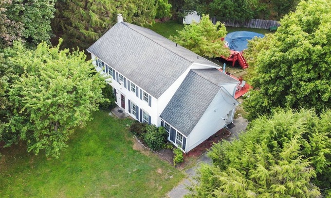 Wallkill Casa | Wallkill 4BR Retreat | Large Yard + Pet Friendly