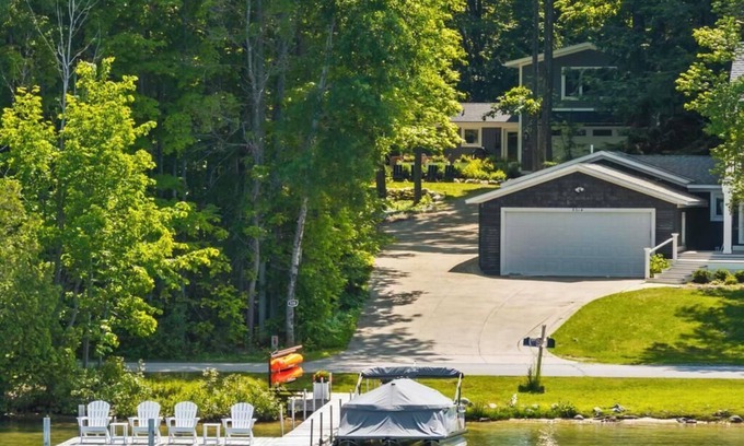 Petoskey Casa | Walloon Lake Home: Friday to Friday in the Summer. Near Boyne Mountain!