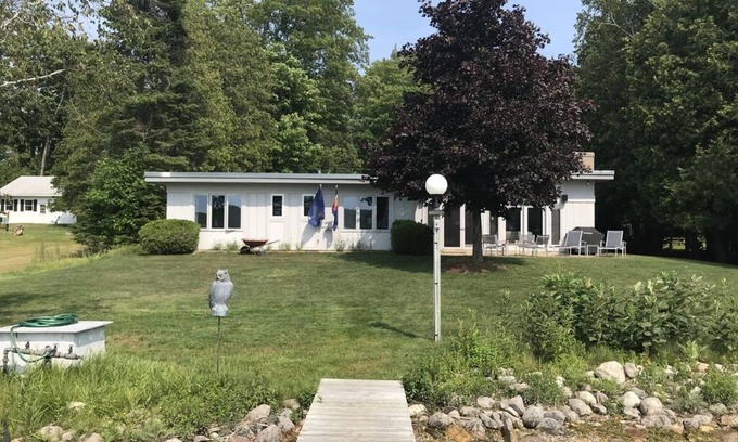 Petoskey Cabaña | Walloon Lake Lakefront casa moderna de mediados de siglo en North Arm, nuevo alquiler