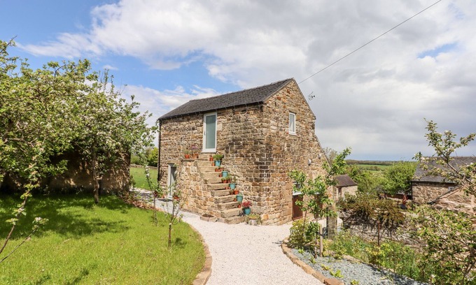 Ambergate Cabaña | WALNUT BARN, family friendly, character holiday cottage in Ambergate