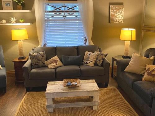 Downtown Niagara Falls Casa | WALNUT Beautiful 3 bedrooms house 1 mile from the falls!