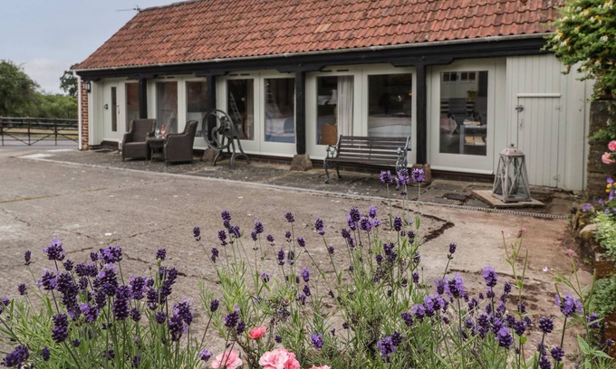 Old Gore Cabaña | WALNUT COTTAGE, romantic, character holiday cottage in Ross-On-Wye