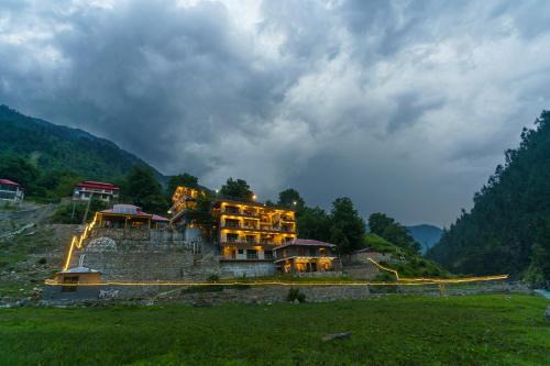 Kaghan Complejo | Walnut Riverside Resort