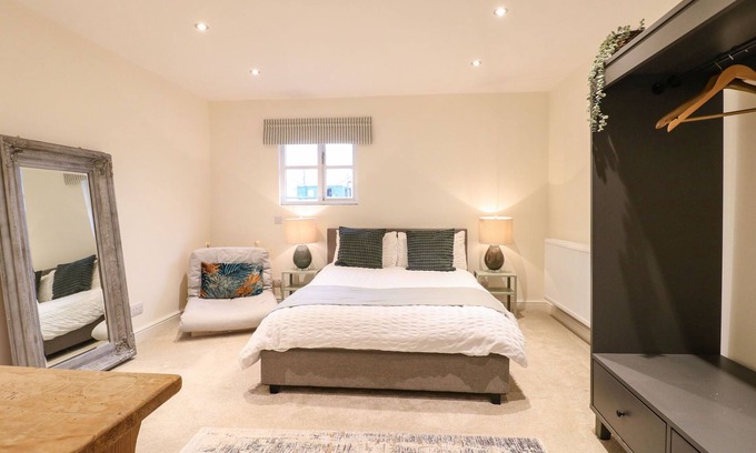 Abbots Bromley Cabaña | WALNUT VIEW, pet friendly, with a garden in Abbots Bromley