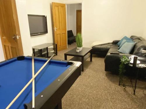 Walsall Casa | Walsall, M6 J10 - 7 beds, Sleeps 9, Super Wifi, Free Parking, min 4 nights