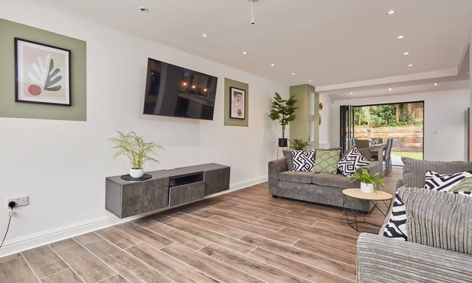 Walsall Apartamento | Walsall Spacious 4-bed Haven with large parking & garden, near M6 & city centre