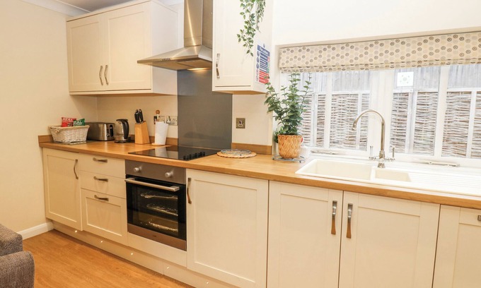 Walworth Cabaña | WALWORTH CASTLE HOLIDAY COTTAGE, pet friendly in Darlington