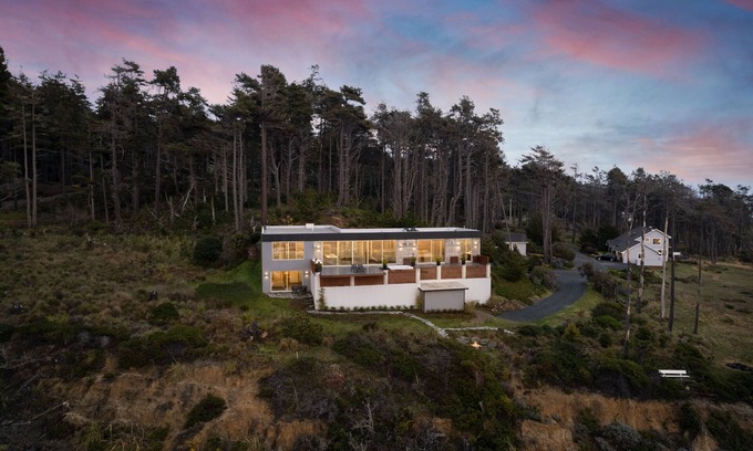 Anchor Bay Casa | Wander Anchor Cove sleeps 8, w/Hot tub, 3 Bedrooms