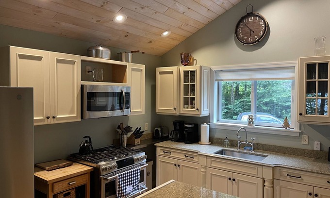 Rangeley Plantation Casa | "Wander Inn" to Lakefront Comfort on Mooselookmeguntic Lake.