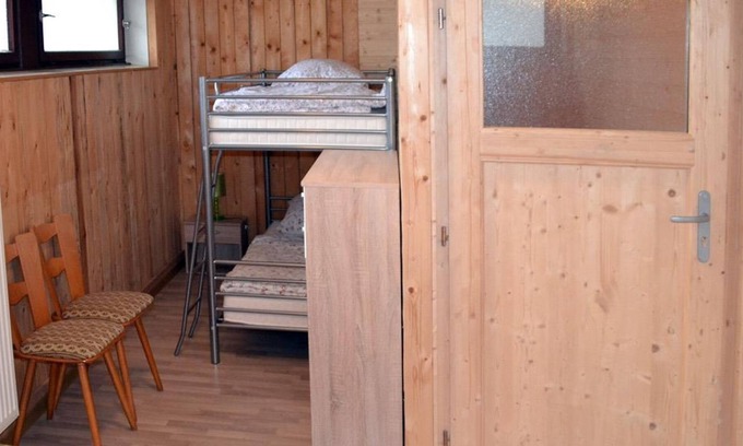 Mittelhof Alquiler De RV | Wanderer Zimmer 3 - Campingplatz im Eichenwald