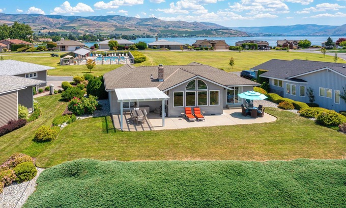 Wapato Point Casa | Wapato Point Pool Side Home Sleep 8, 3 Bed 2.5 Bath, Lake Views by Outdoor Pool