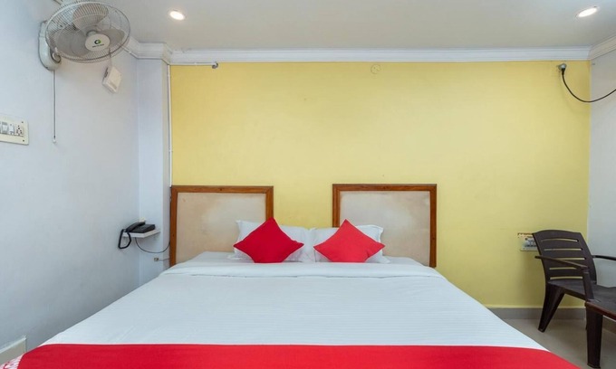 Tirupati Hotel | Armario habitaciones clásicas en Tirupati