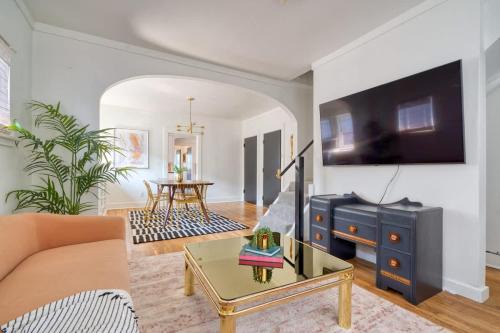 Hosford-Abernethy Apartamento | Warhol Suite - Cozy Apartment - 92 WalkScore