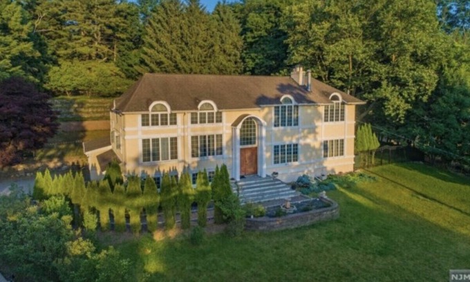 Upper Saddle River Casa | Warm and lovely spacious home with theater room, game room and pool