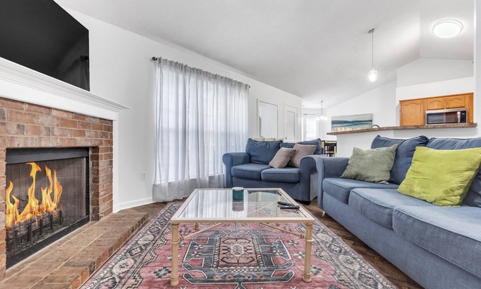 Southaven Casa | Warm & Charming 4-BR in the Heart of Southaven-Near Stateline, Silo Square.