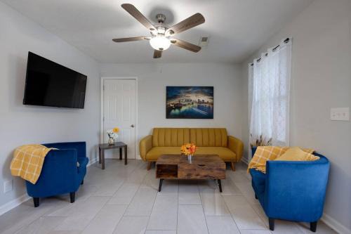 Maplewood Heights Casa | Warm & Comfy In Nash Tvs In All Rooms Book Now