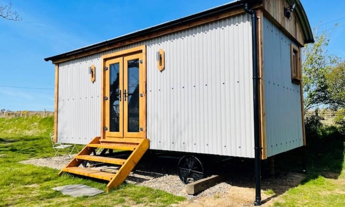 Goodwick Cabina | Warm, cosy Shepherds Hut near coastal path!