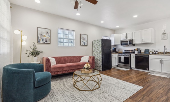 Dallas Casa | Warm & Cozy 2BR/1BA, 5 minutes to White Rock Lake!
