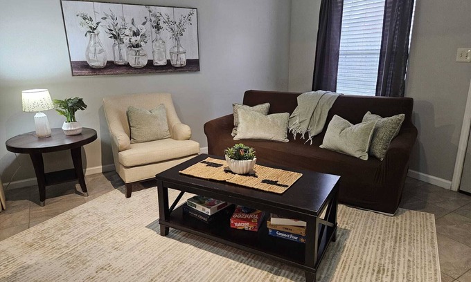 Cordova Casa | Warm & Cozy 4- Bedroom Home in the heart of Cordova, Close to Everything.
