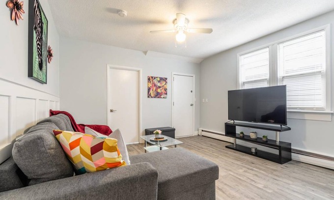 Kirkendall North Apartamento | Warm & Cozy 2BR Apt with Netflix, mins from Trails, Parks & Waterfalls!