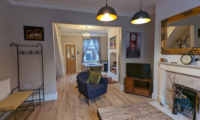 Salford Casa | Warm Family Home, 2DB House!
