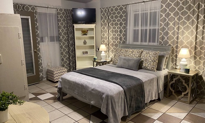 Warm Mineral Springs Apartamento | WARM MINERAL SPRINGS MODERN WATERFRONT STUDIO