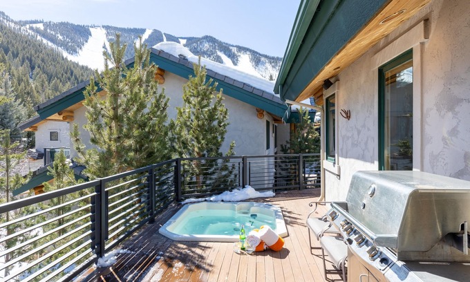 Warm Springs Casa | Warm Springs Ski Way Home | Pool, Pickleball, and More!