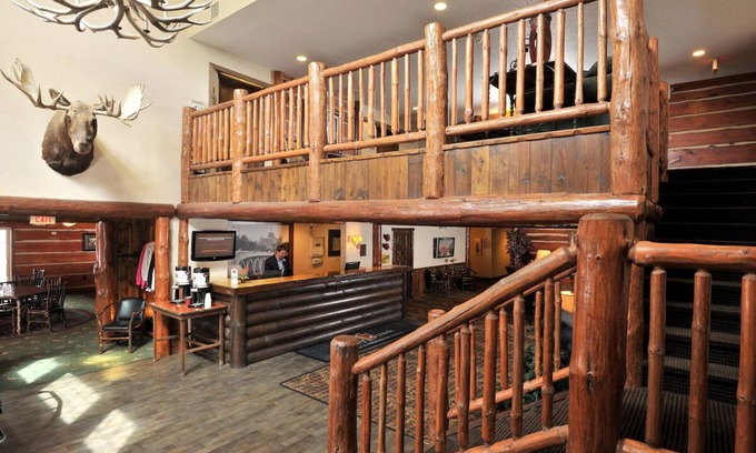 Johnston Hotel | Warm Stay Near Iowa State Fairgrounds! Free Parking & Breakfast | 2 Units