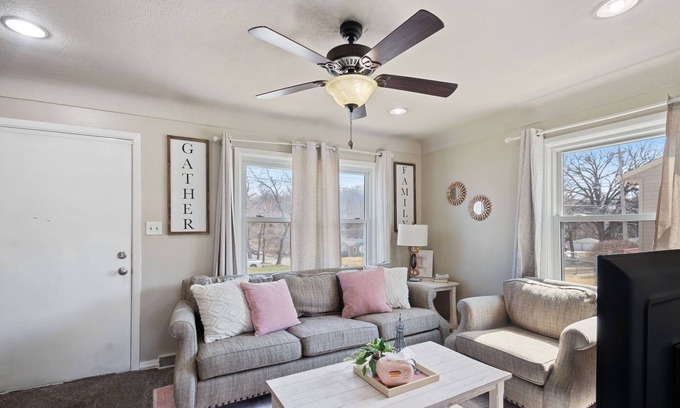 Des Moines Casa | Warm & Welcoming House, Cozy vibes & Free snacks