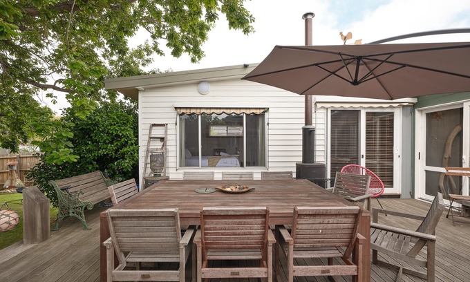 Rosebud Casa | Warraburra Beach Shack Rosebud - with private beach box. 1 NIGHT FREE!* - Enjoy your own beach box with chairs, umbrella, boogie boards and more!